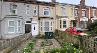5 bed terraced house for sale